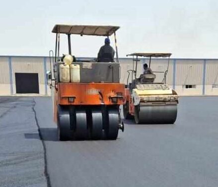 انطلاق معدات اسفلت مقاول جدة لتنفيذ المشاريع