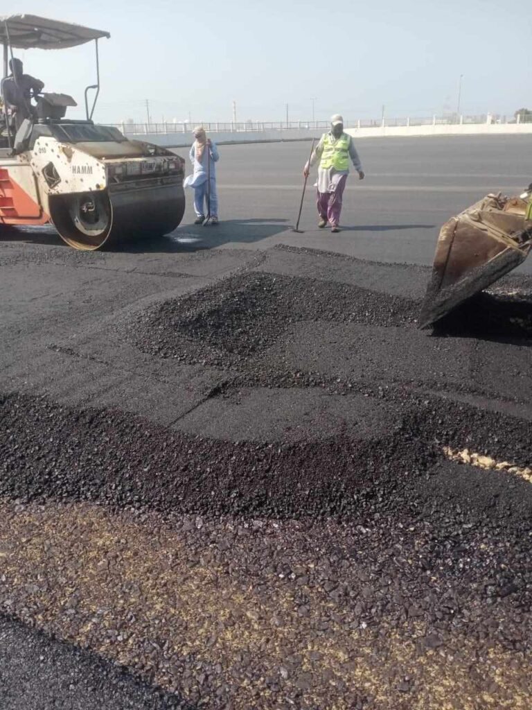 مقاول اسفلت بجدة 8 معدات رصف اوتوماتيكية على طريق سريع بجدة